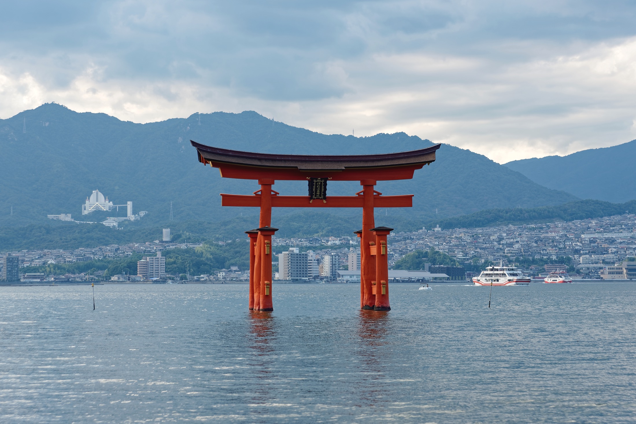 嚴島神社的海上大鳥居，背景是宮島的山與嚴島神社